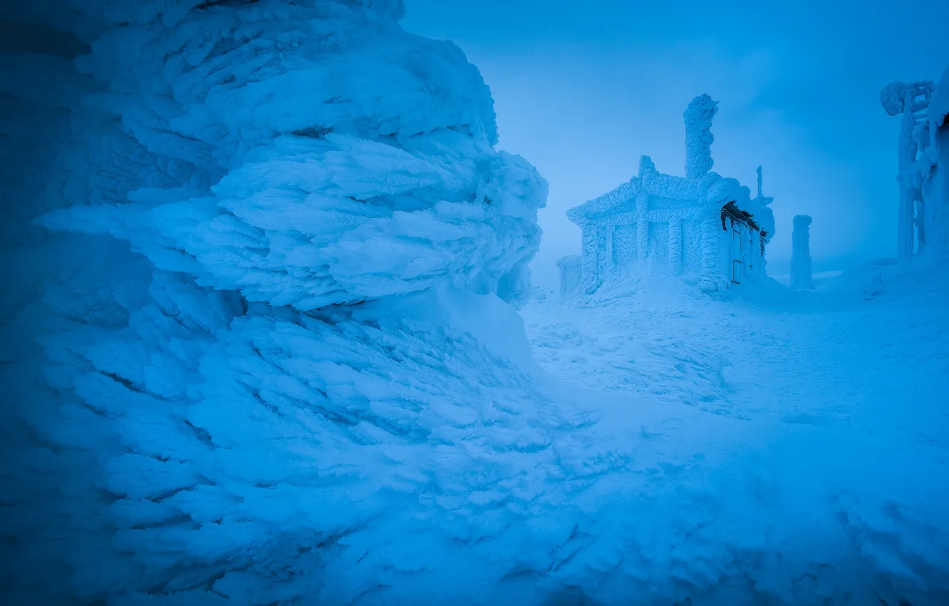 Фото обои зима, снег, пейзаж, природа, утро, домик, наледь, Болгария