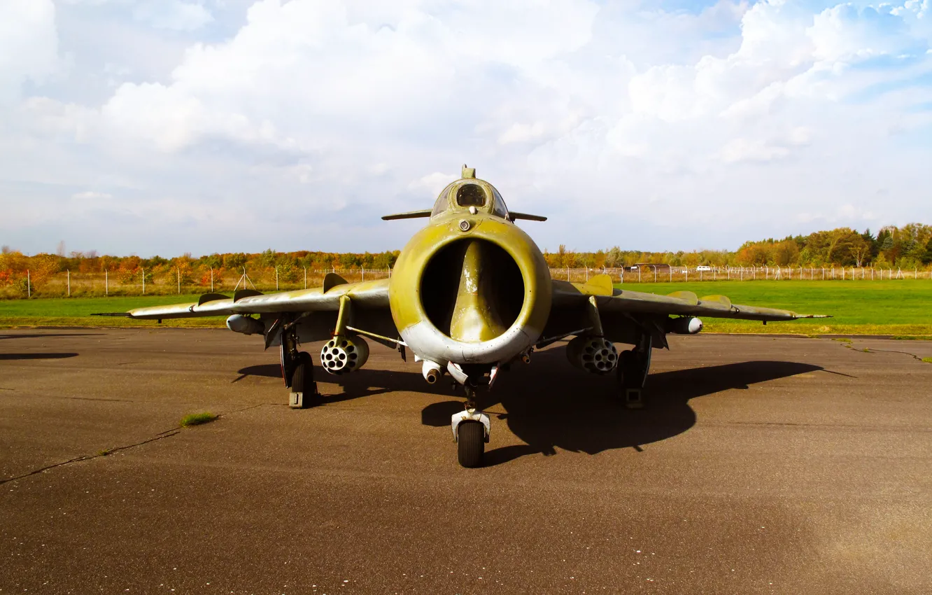Фото обои Зеленый, День, Крылья, Нос, Авиация, реактивный истребитель, МиГ-17, На земле