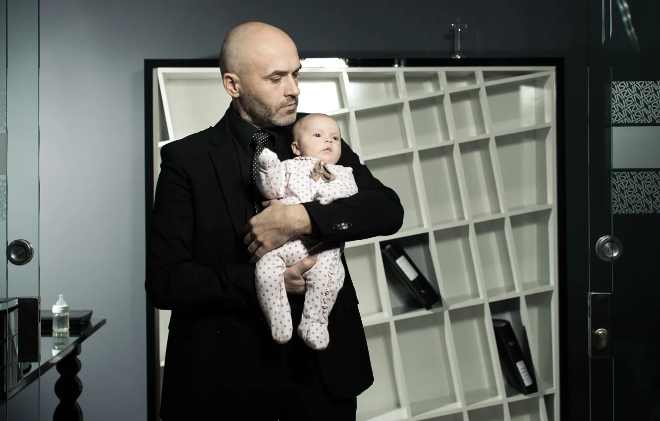 Фото обои ребенок, отец, офис, мужчина, младенец, бизнес, мужчина в черном костюме, любовь к ребенку
