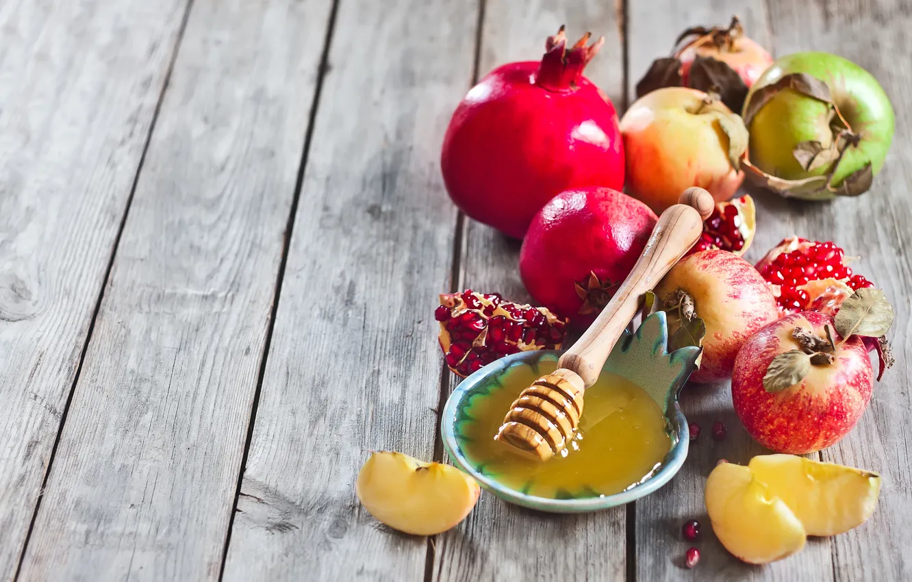 Фото обои яблоки, зерна, мед, honey, дольки, гранат, сухие листья, apples