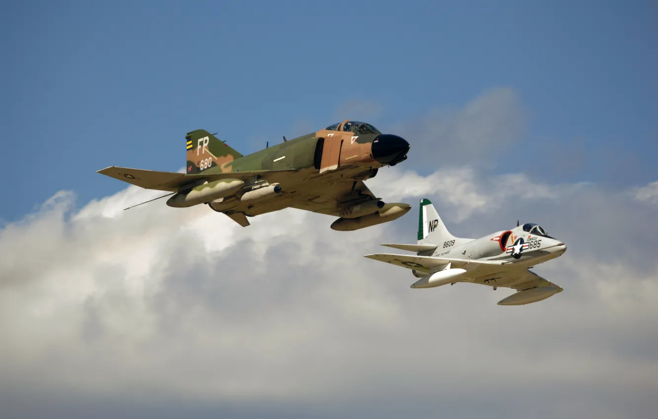 Фото обои небо, полет, истребитель, штурмовик, F-4, многоцелевой, Phantom II, палубный