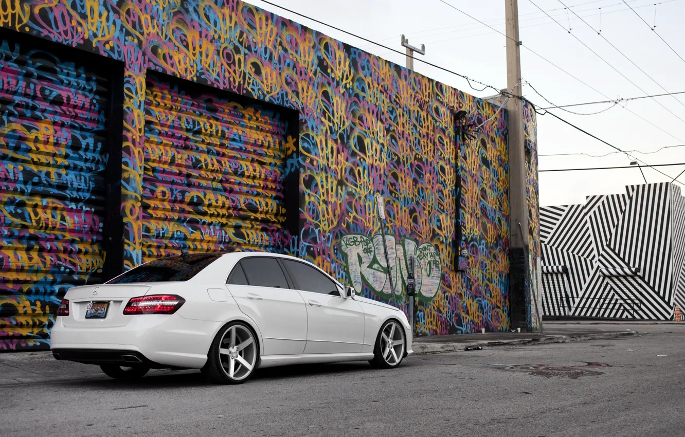 Фото обои белый, граффити, тюнинг, Mercedes, E Class