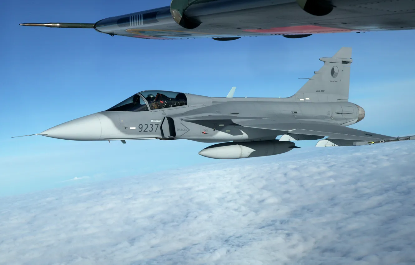 Фото обои облака, полет, истребитель, Saab, многоцелевой, Gripen, JAS 39, четвёртого поколения