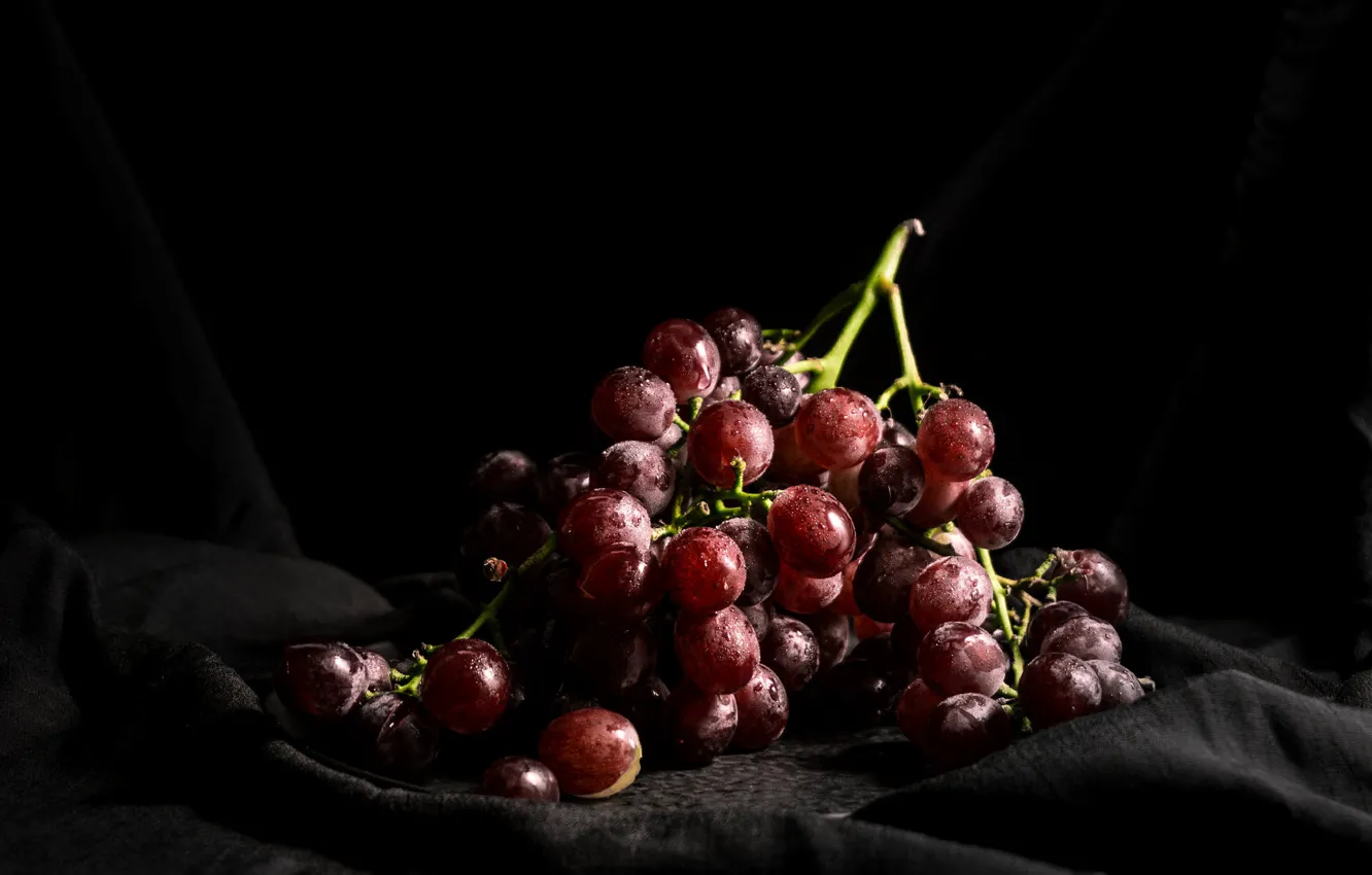 Фото обои свет, виноград, гроздь, ткань, черный фон, натюрморт