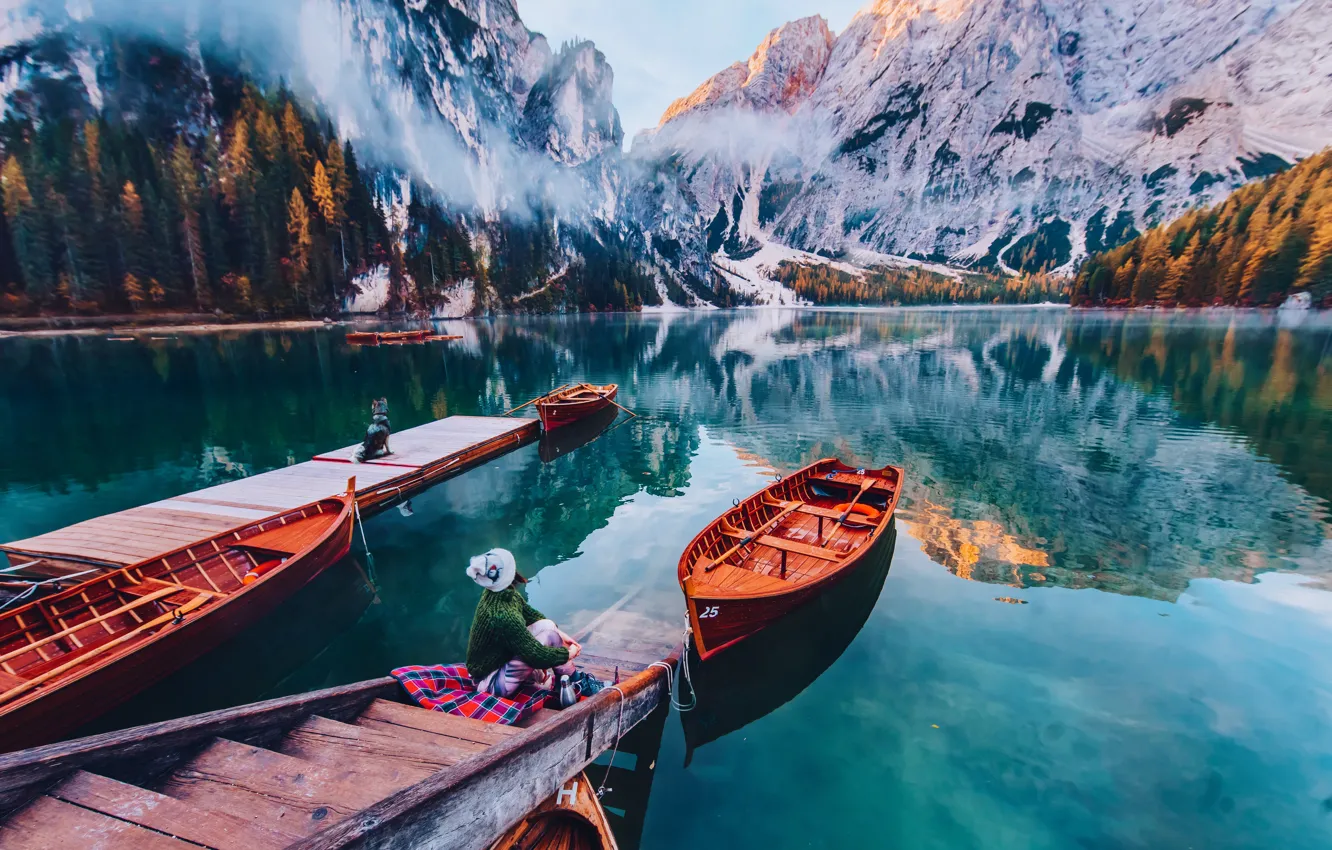 Фото обои девушка, пейзаж, горы, природа, озеро, собака, лодки, Италия