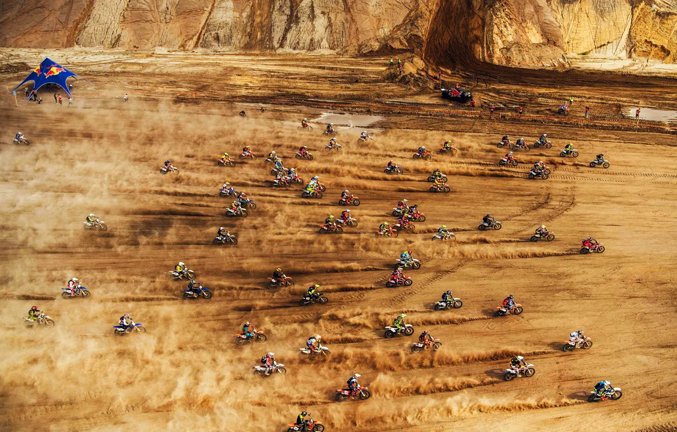 Фото обои Песок, Пыль, Пустыня, Скорость, Мото, Red Bull, Много, Мотоциклы