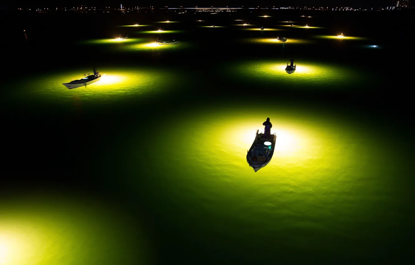 Фото обои вода, свет, ночь, город, огни, рыбаки