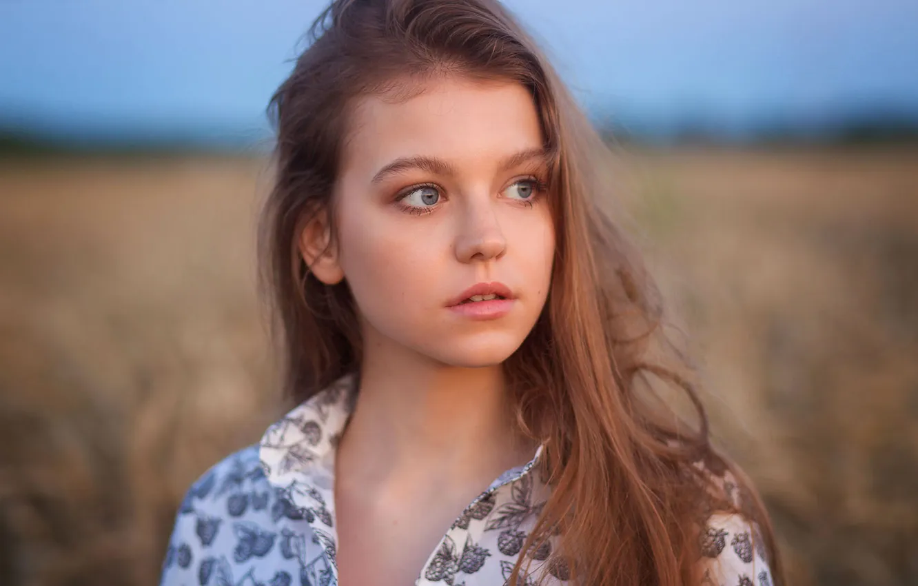 Фото обои field, model, women, brunette, portrait, women outdoors, looking away, Renat Fotov