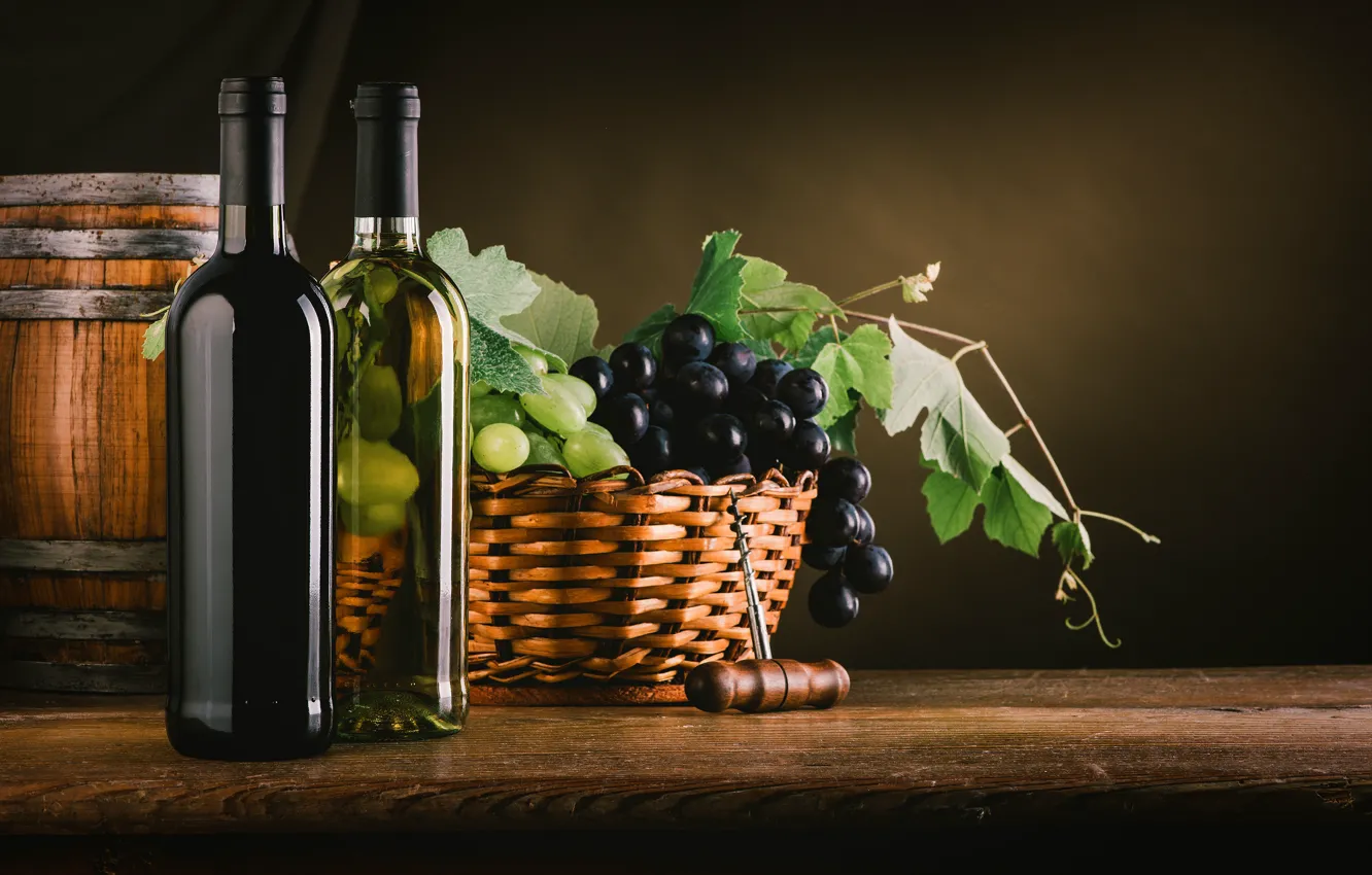 Фото обои листья, вино, корзина, виноград, бутылки, полумрак, штопор, бочонок