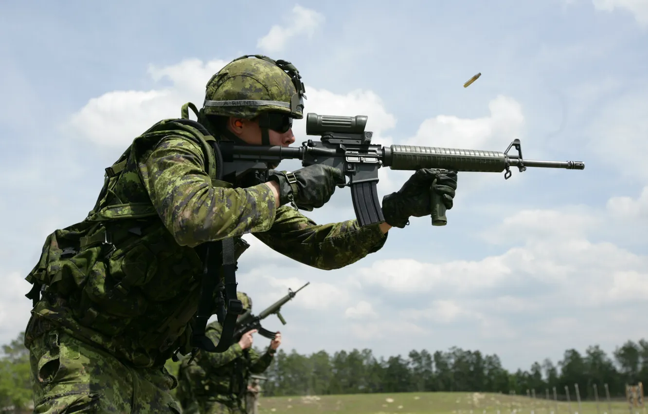 Фото обои soldier, trees, man, warrior, Canadian, helmet, assault rifle, uniform