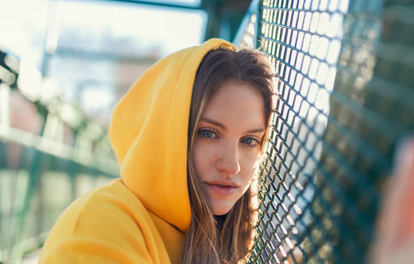 Фото обои girl, brown hair, photo, photographer, blue eyes, model, fence, lips