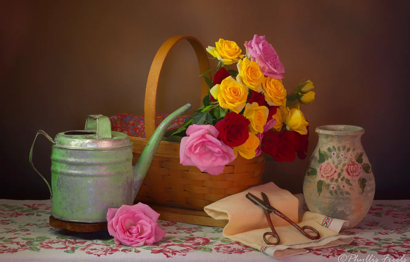 Фото обои цветы, стиль, корзина, розы, ваза, лейка, натюрморт, корзинка