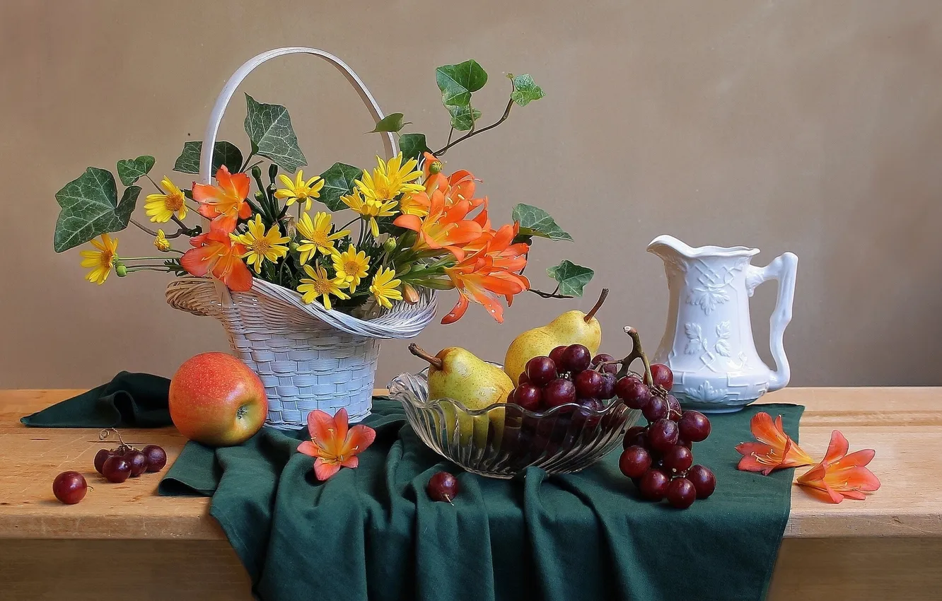 Фото обои цветы, корзина, яблоко, виноград, ваза, кувшин, фрукты, натюрморт