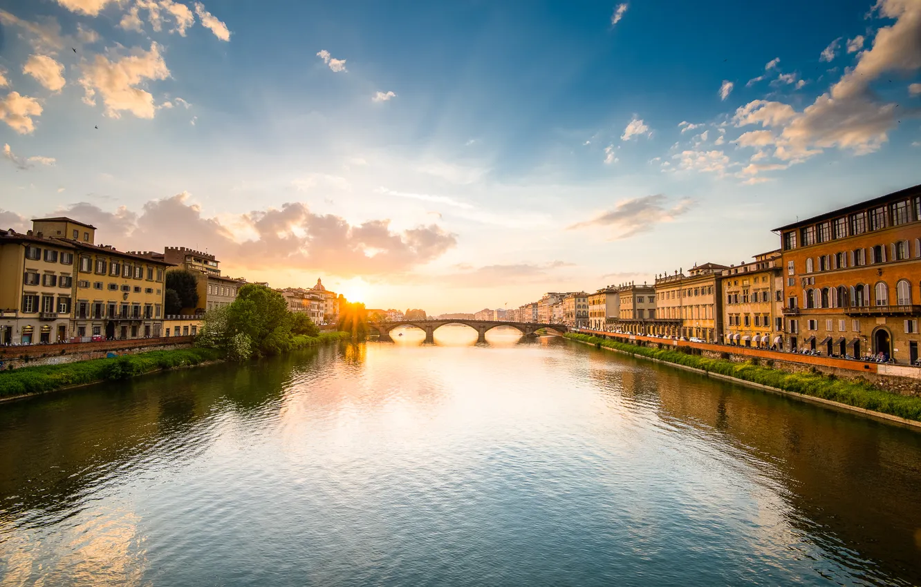 Фото обои небо, солнце, река, дома, Италия, Флоренция, Арно, мост Санта-Тринита