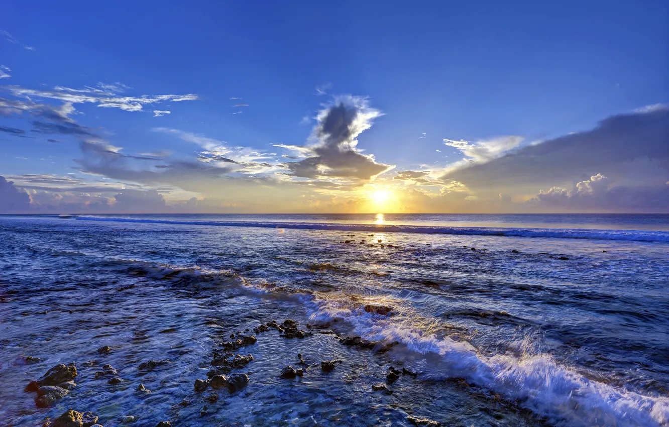 Фото обои море, небо, солнце, облака, пейзаж, закат, камни, волна