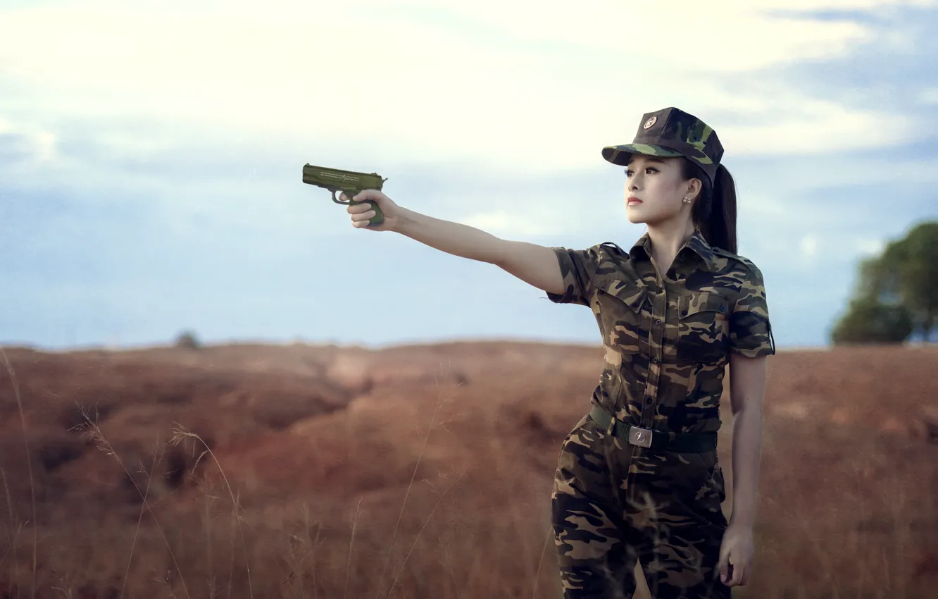 Фото обои девушка, пистолет, фон, форма, камуфляж, азиатка