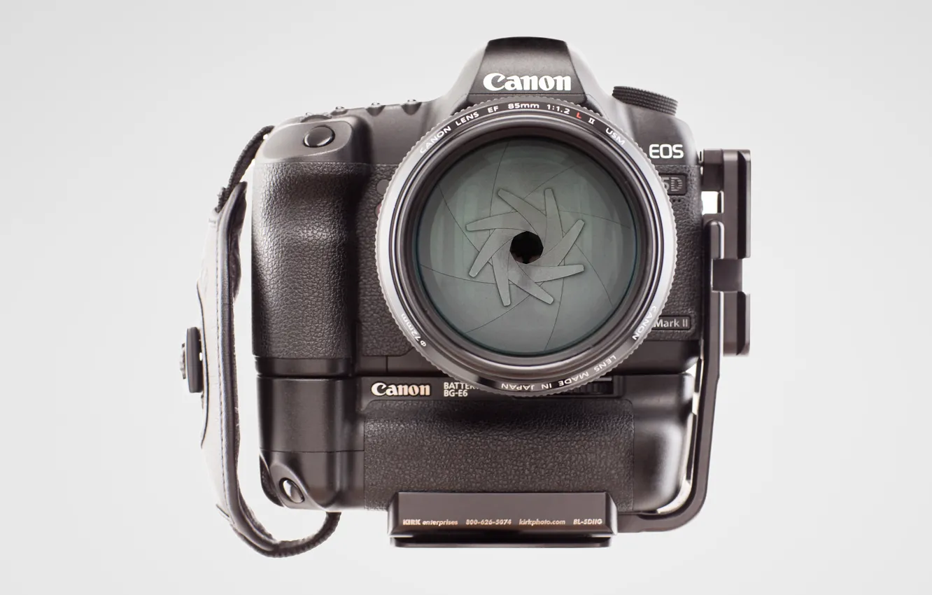 Фото обои обои, фотоаппарат, белый фон, Canon 5D mark II, объектив EF 85mm f/1, 2 L USM …