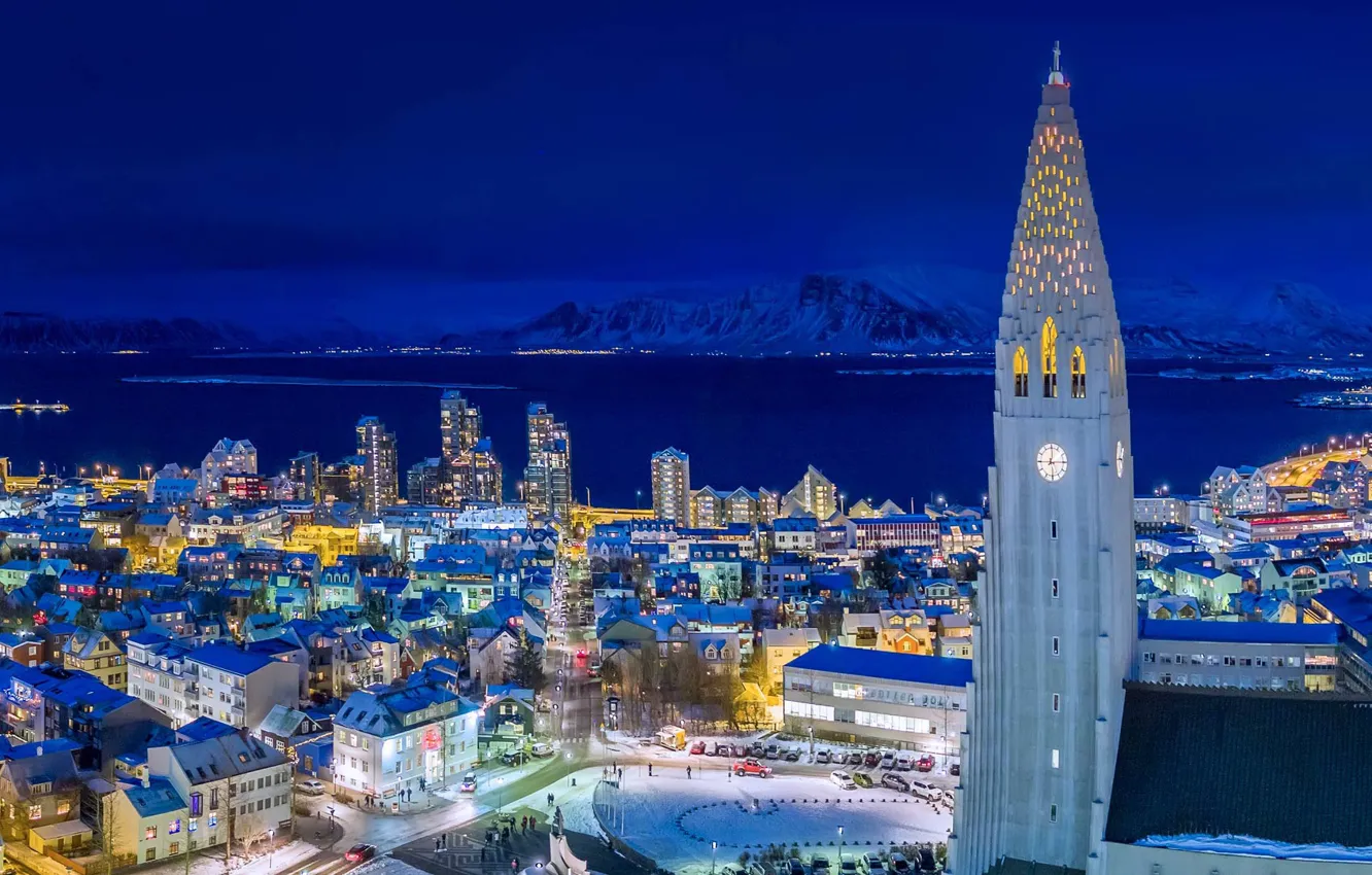 Фото обои ночь, огни, башня, дома, Исландия, Рейкьявик, Хатльгримскиркья