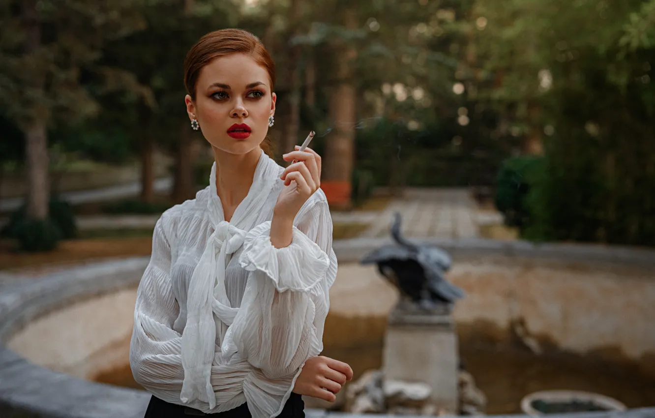 Фото обои девушка, Виктория, сигарета, фонтан, Stefanos Spyridakis