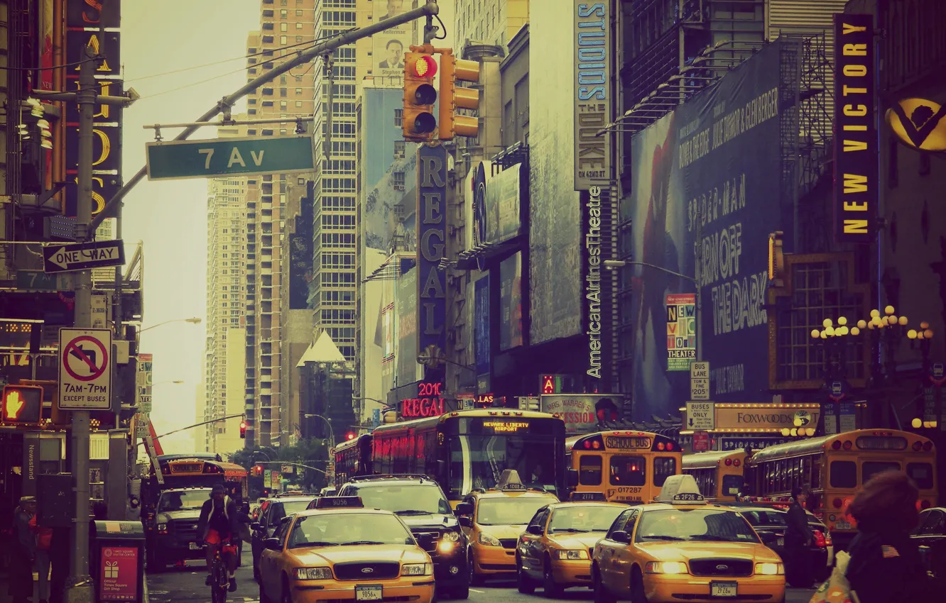 Фото обои Нью-Йорк, знаки, светофор, такси, автобус, Манхэттен, автомобили, быт