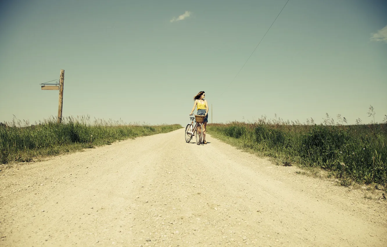 Фото обои дорога, небо, девушка, облака, велосипед, ветер, волосы, куст