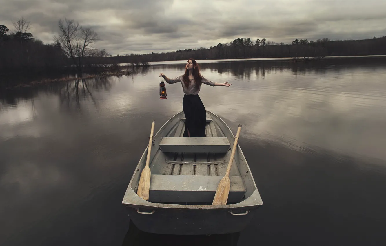 Фото обои девушка, озеро, лодка, лампа