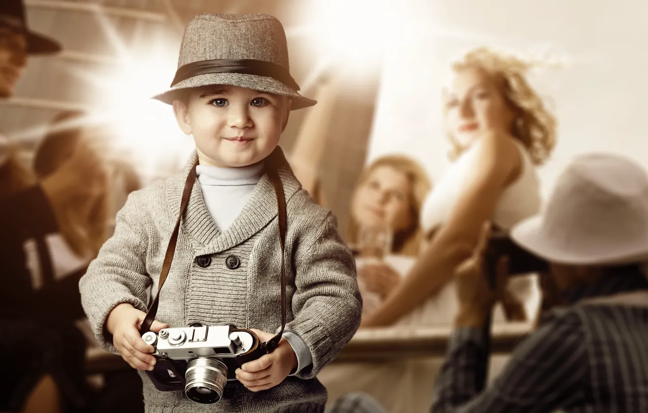 Фото обои взгляд, девушка, улыбка, шляпа, мальчик, фотоаппарат, блондинка, ребёнок