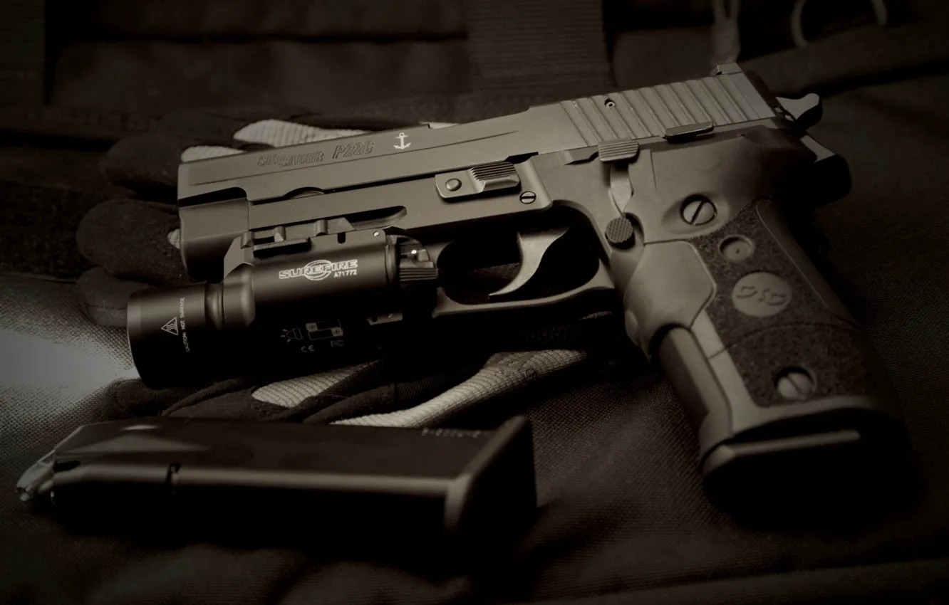 Фото обои Gun, Weapon, Lantern, Sig Sauer P226