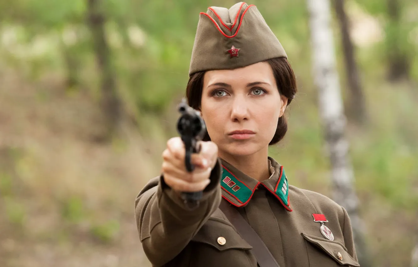 Фото обои взгляд, оружие, Екатерина Климова, форма военная, Светлана Елагина, По законам военного времени