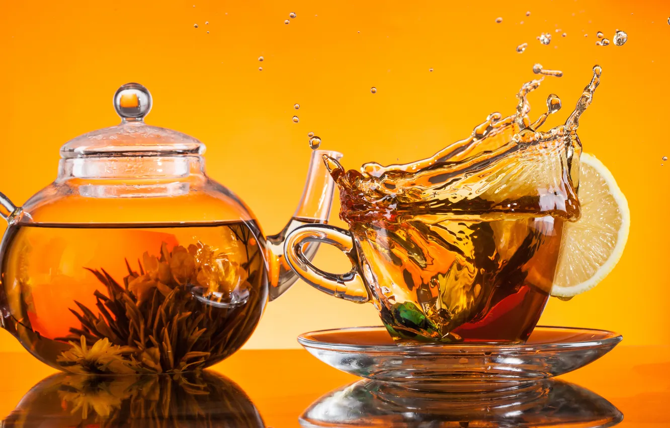Фото обои стекло, брызги, лимон, чай, чайник, чашка, блюдце