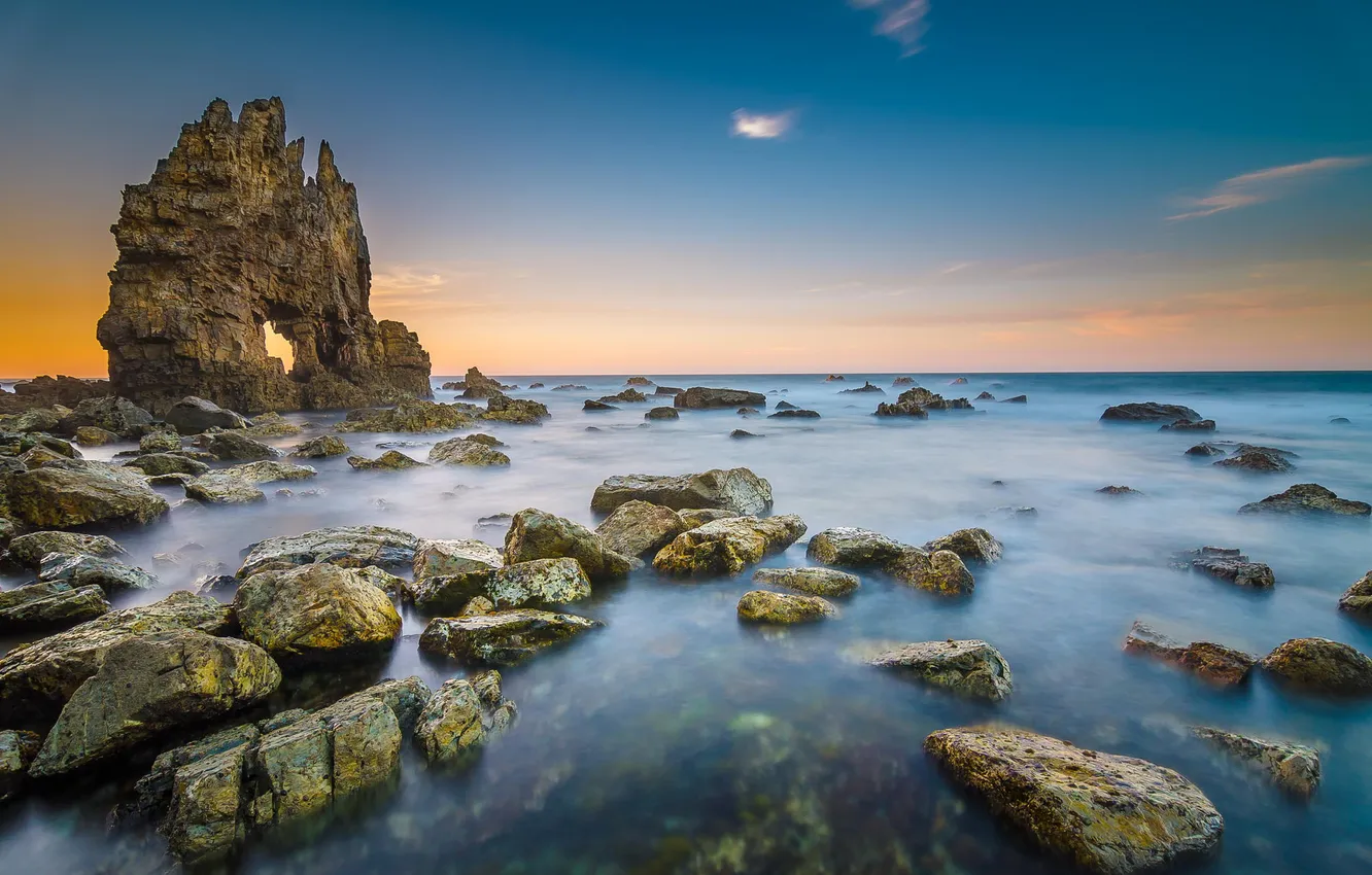 Фото обои море, скала, камни, рассвет, побережье