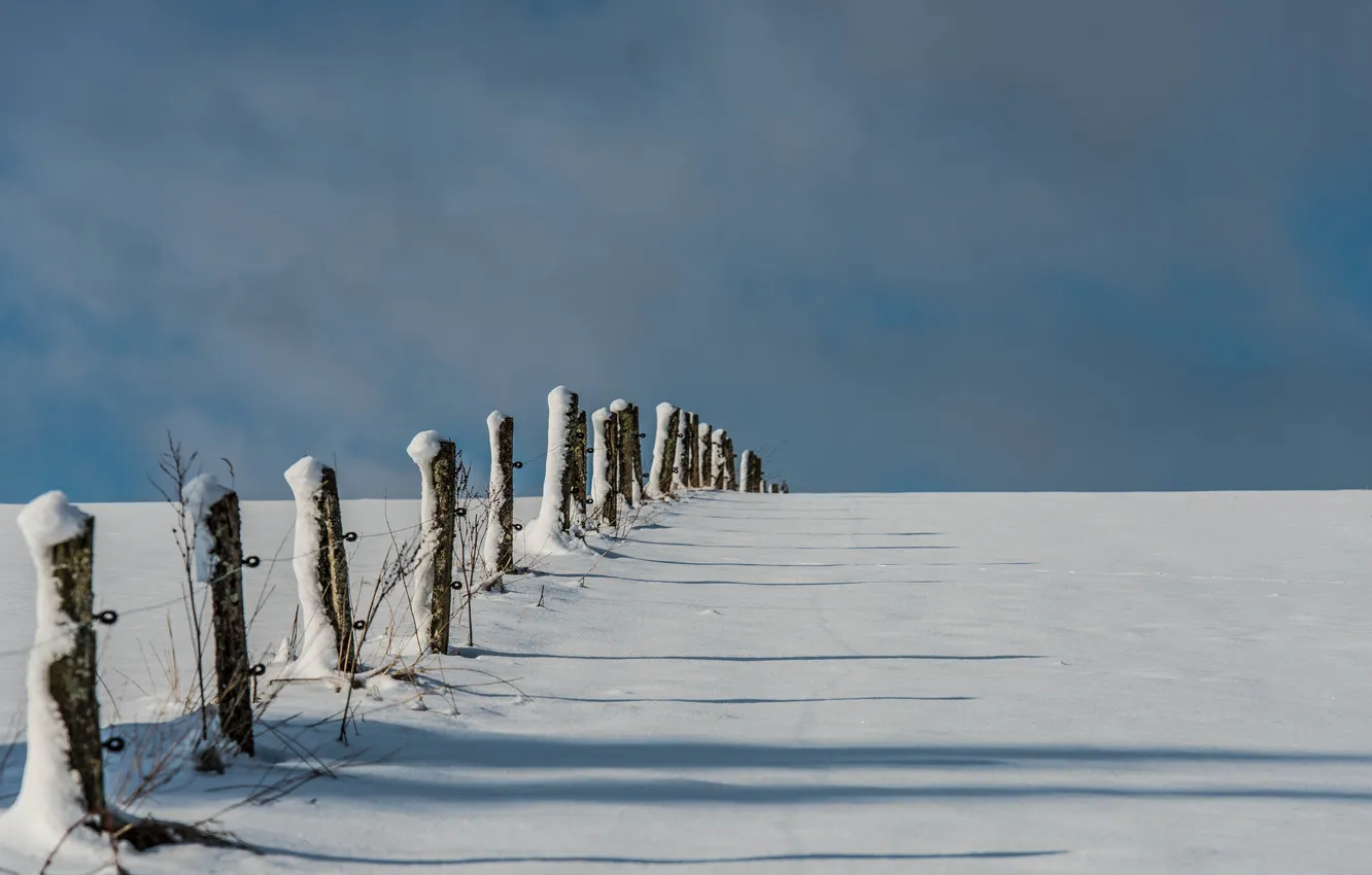 Фото обои зима, поле, облака, снег, забор, тень, ферма