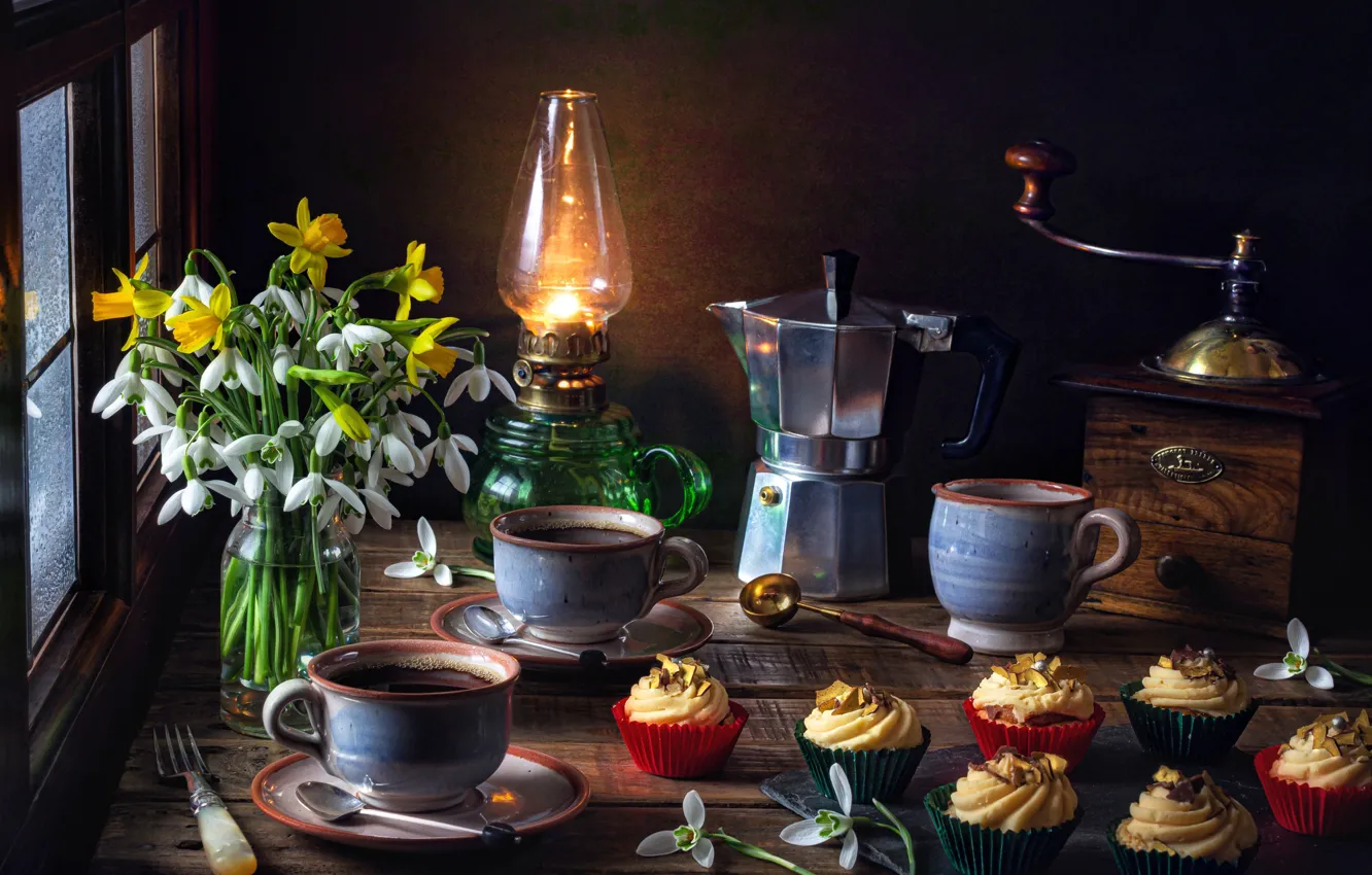 Фото обои цветы, стиль, лампа, кофе, букет, подснежники, чашки, кружки
