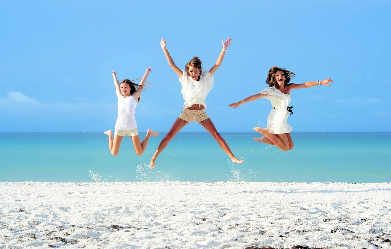 Фото обои песок, море, пляж, солнце, девушки, прыжок, брюнетки