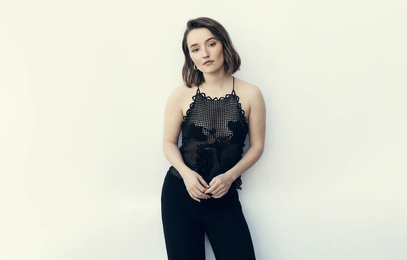 Фото обои поза, фон, портрет, актриса, брюнетка, Kaitlyn Dever, Кейтлин Дивер