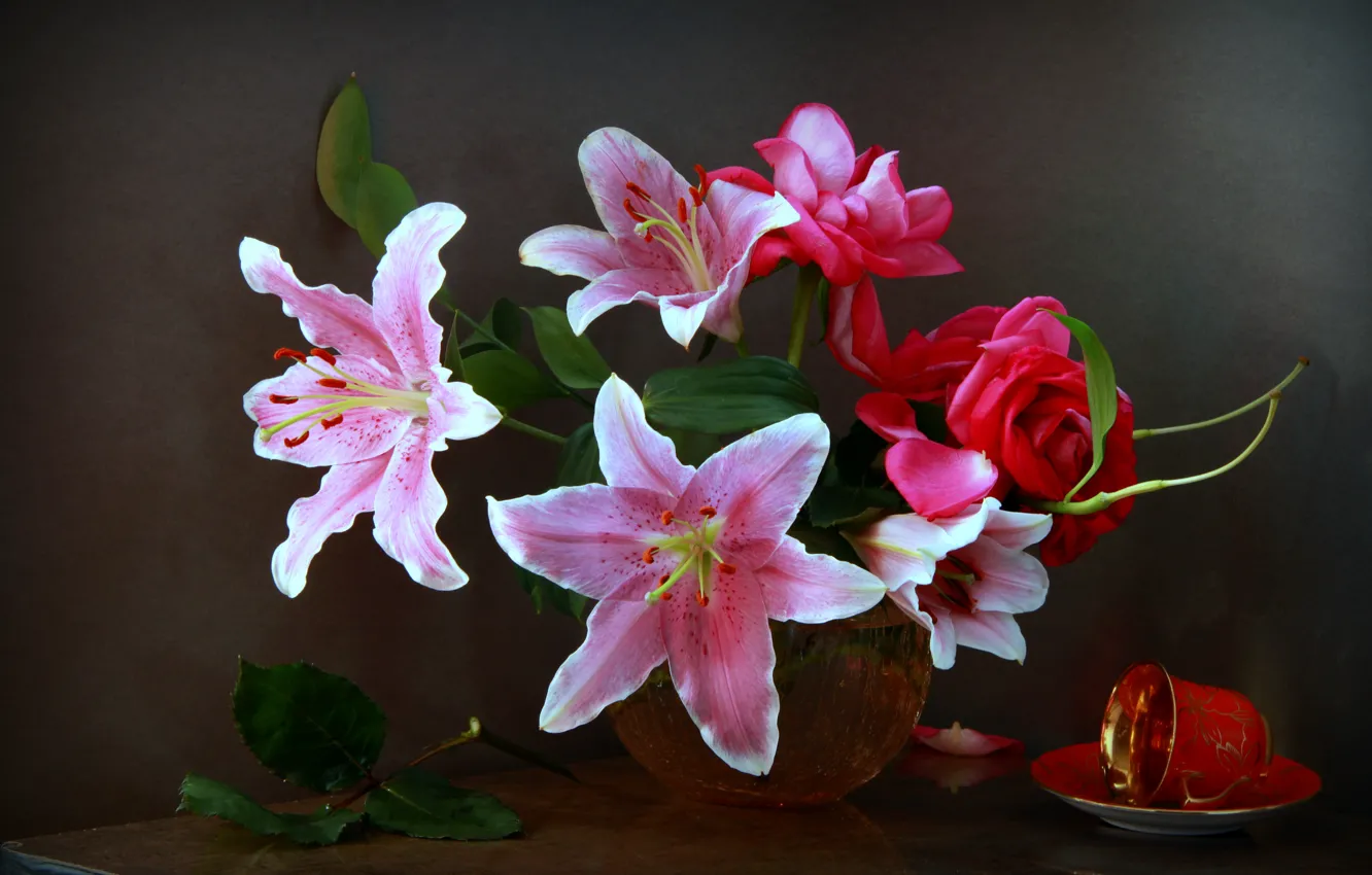 Фото обои листья, цветы, лилии, розы, чашка, ваза
