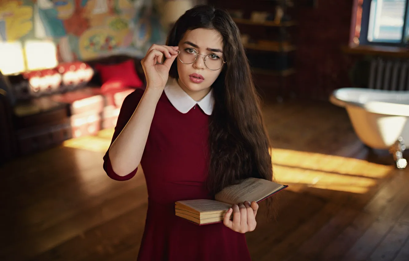 Фото обои взгляд, девушка, очки, книга, длинные волосы, Sergey Fat, Сергей Жирнов, Майя Шахназарова