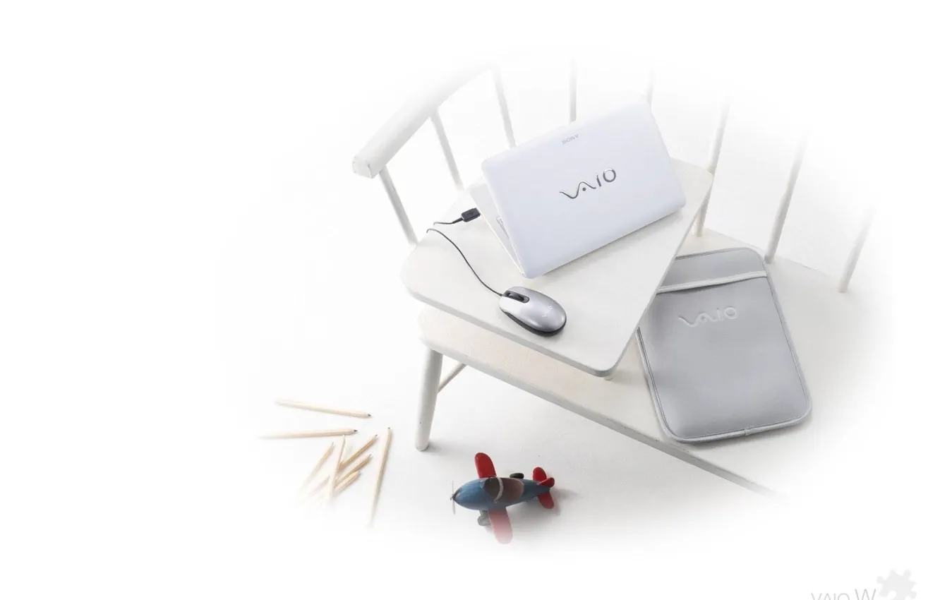 Фото обои скамейка, игрушка, мышка, белый фон, ноутбук, sony, vaio