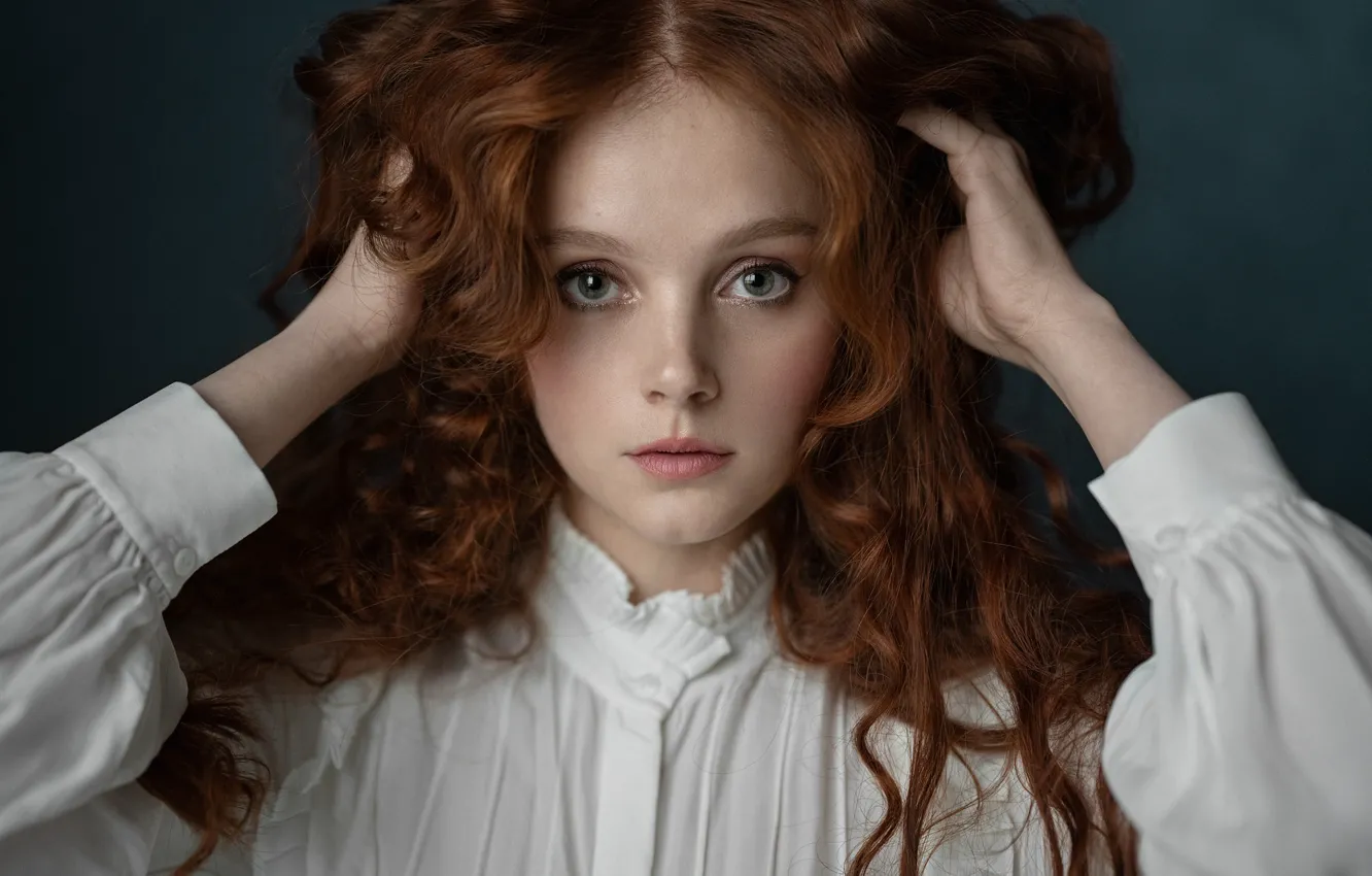 Фото обои взгляд, лицо, поза, фон, модель, портрет, руки, макияж