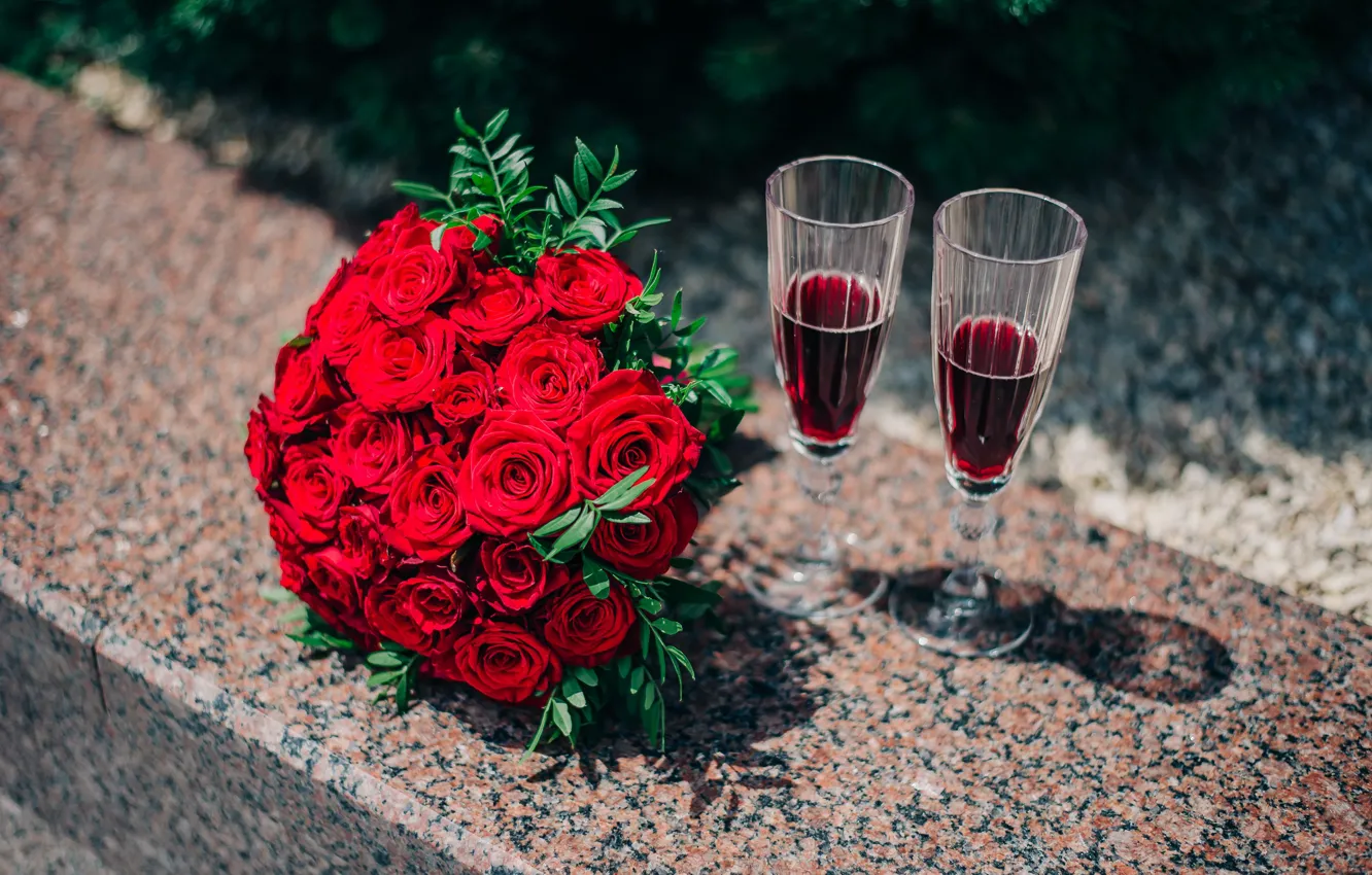 Фото обои цветы, вино, розы, букет, бокалы