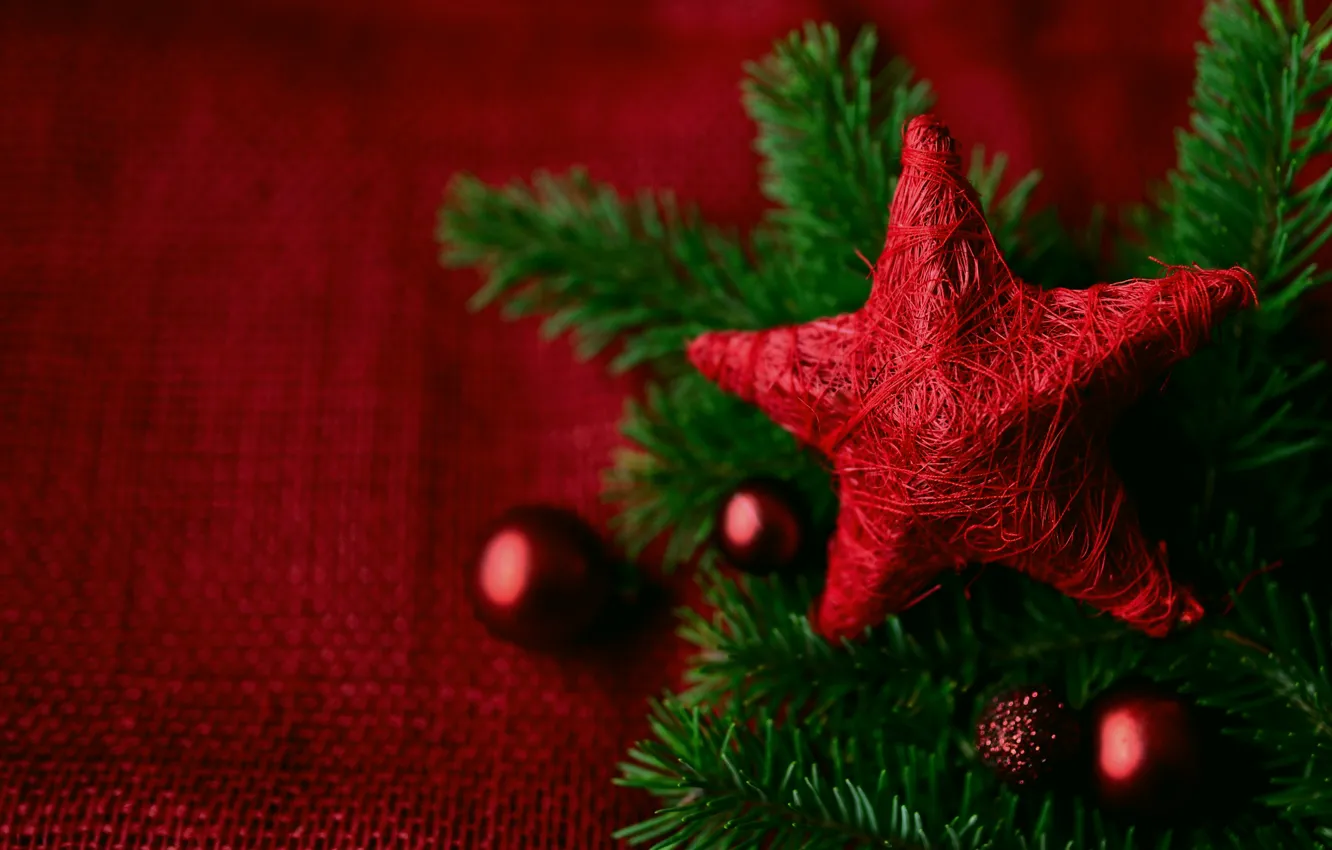 Фото обои шарики, праздник, звезда, Рождество, Новый год, хвоя, красная, красный фон