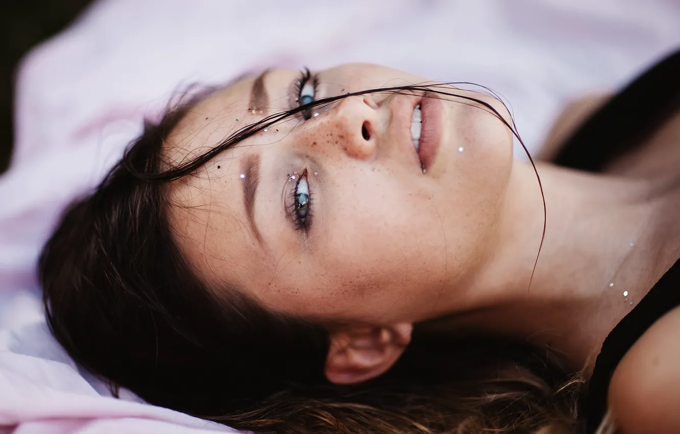 Фото обои girl, long hair, photo, photographer, model, bokeh, lips, face