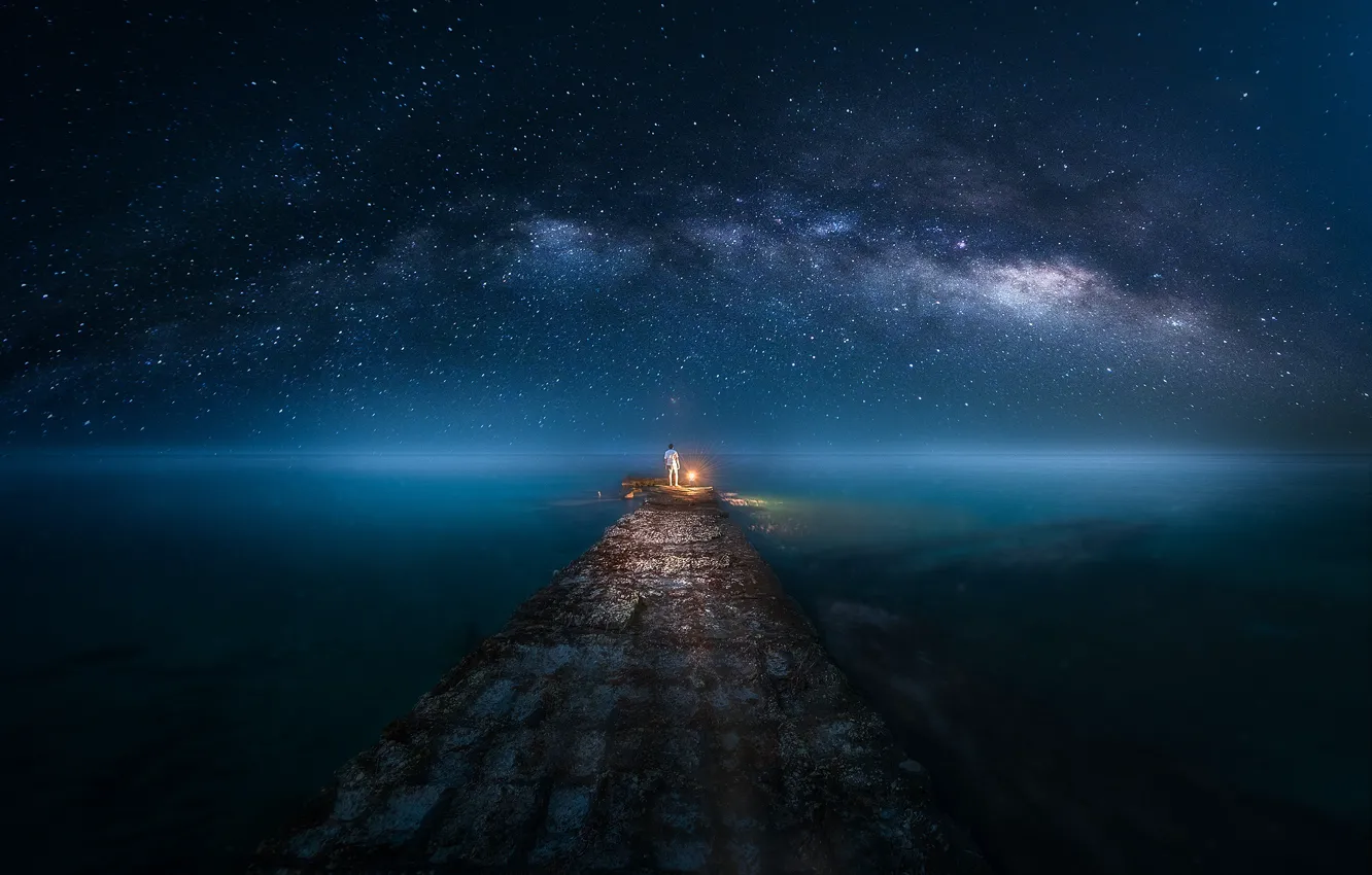 Фото обои море, небо, звезды, свет, ночь, человек, Млечный путь, пирс