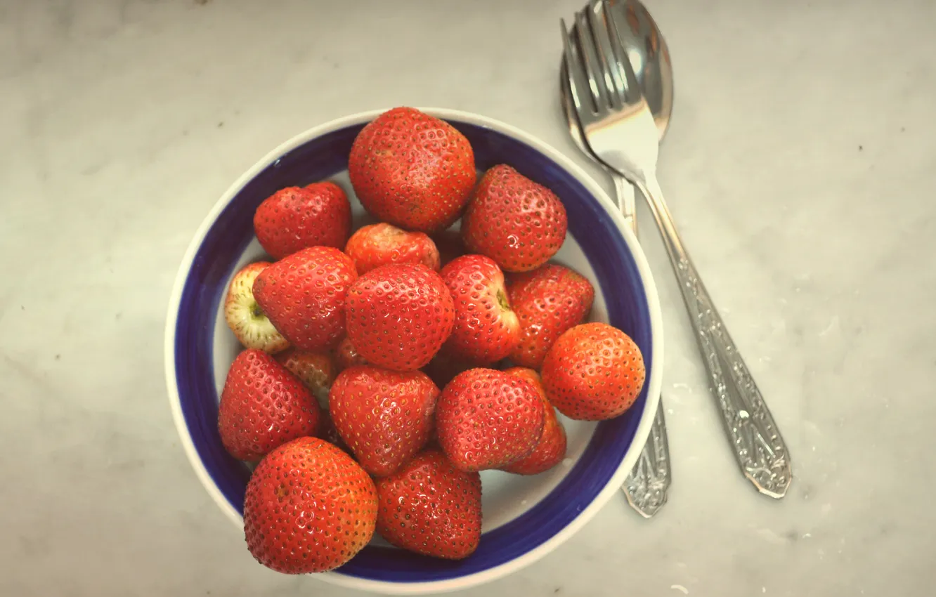 Фото обои ягоды, клубника, тарелка, ложка, миска, вилка
