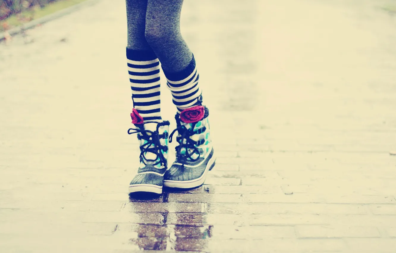 Фото обои мокро, асфальт, фон, дождь, настроения, обувь, кеды, джинсы