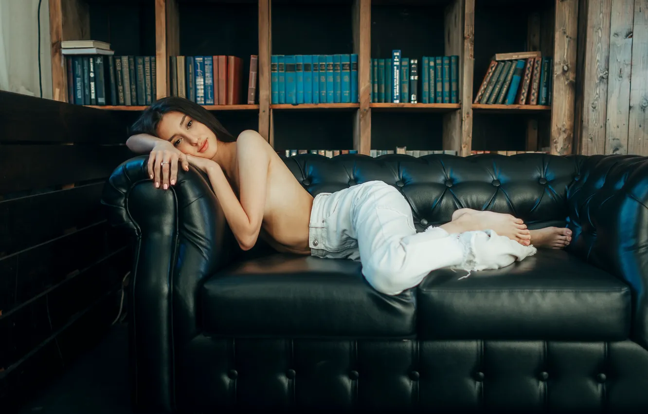 Фото обои девушка, диван, Sasha