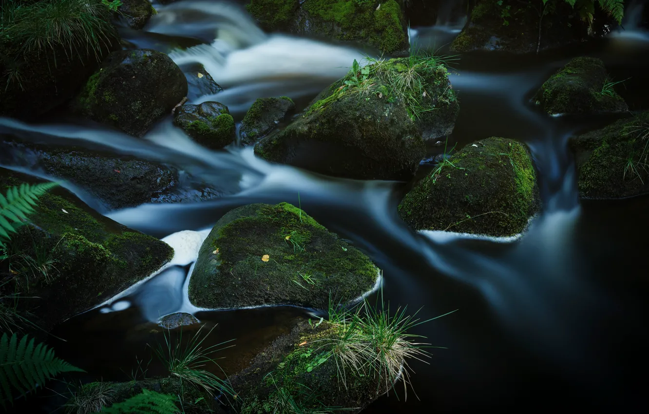 Фото обои вода, темный фон, камни, водопад, поток, валуны