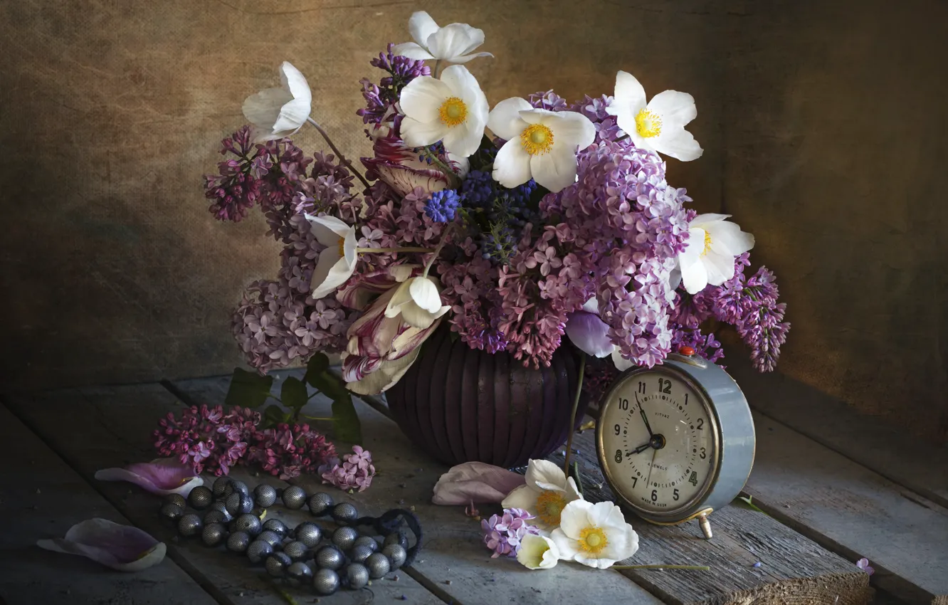 Фото обои цветы, доски, будильник, бусы, ваза, натюрморт, сирень, анемоны