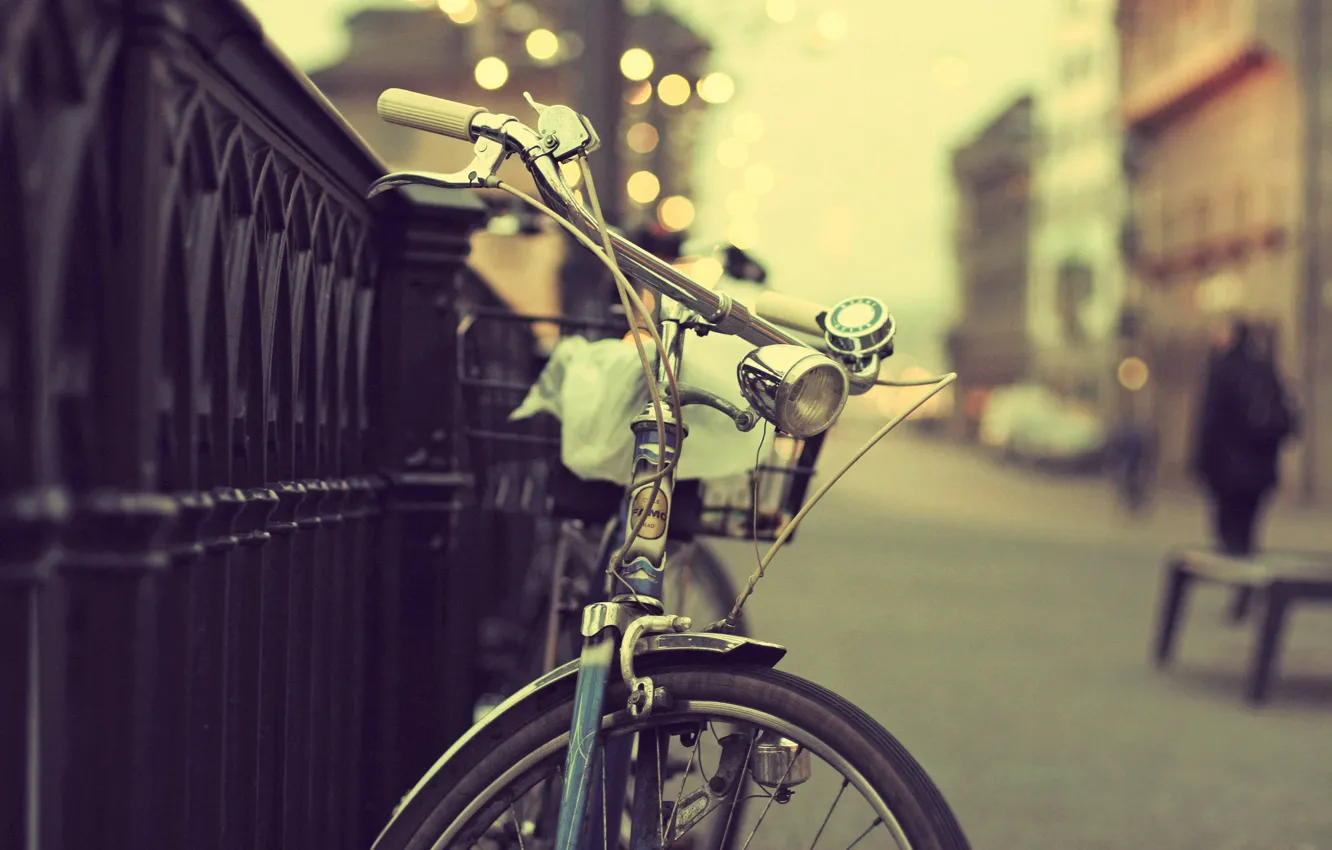 Фото обои велосипед, город, огни, люди, улица, ограда, боке