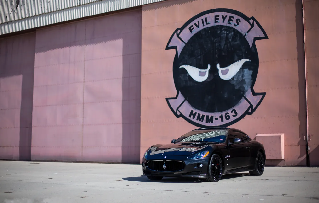 Фото обои чёрный, Maserati, здание, тень, wall, black, вид спереди, pink